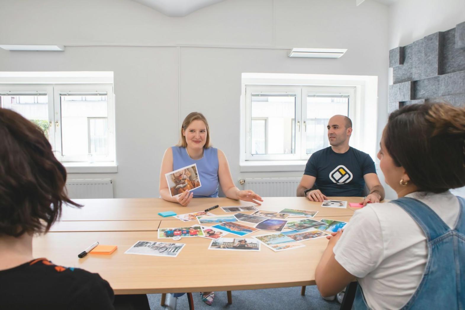Equipo trabajando en presupuestos colaborativos